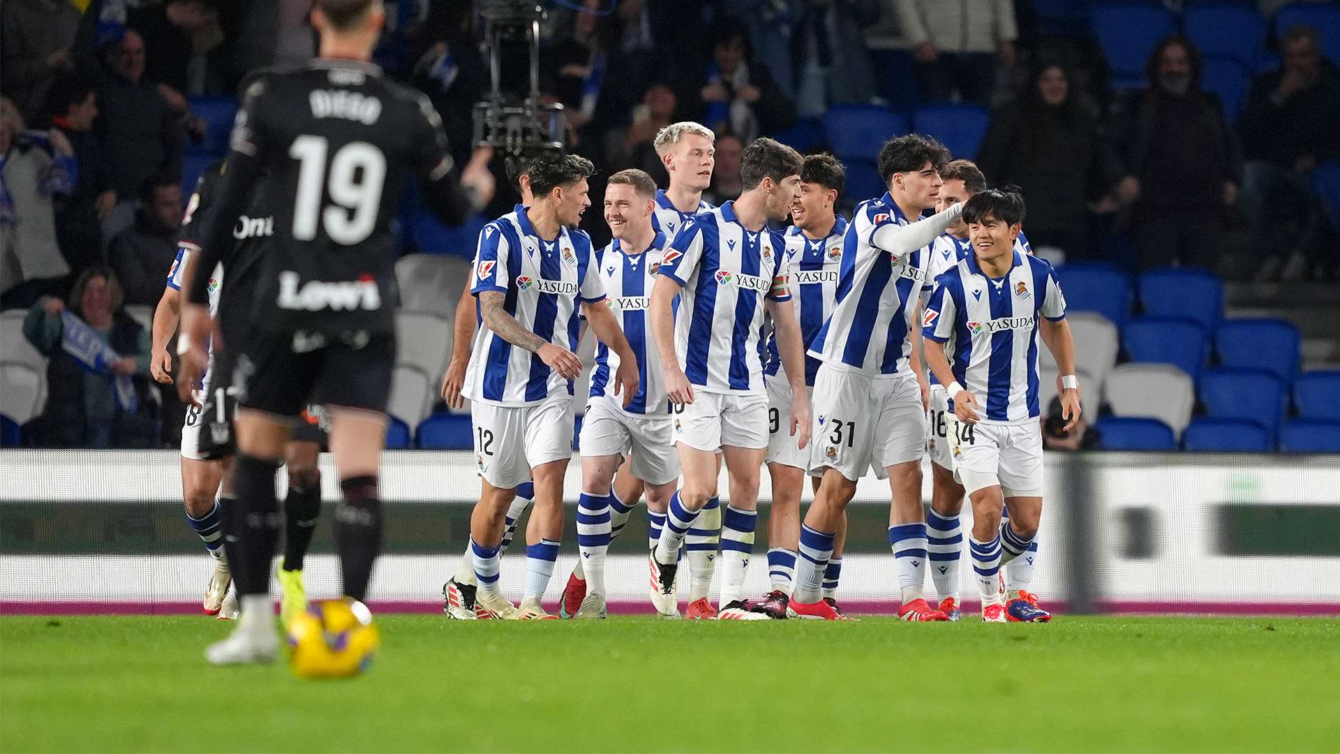 小賈巴裏史密斯為女友畢業美照感到驕傲.